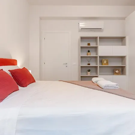 Bright & Modern 4 Bedrooms In Center شقة *