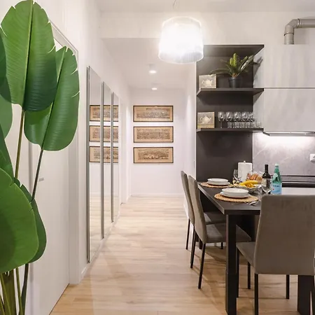 Bright & Modern 4 Bedrooms In Center شقة